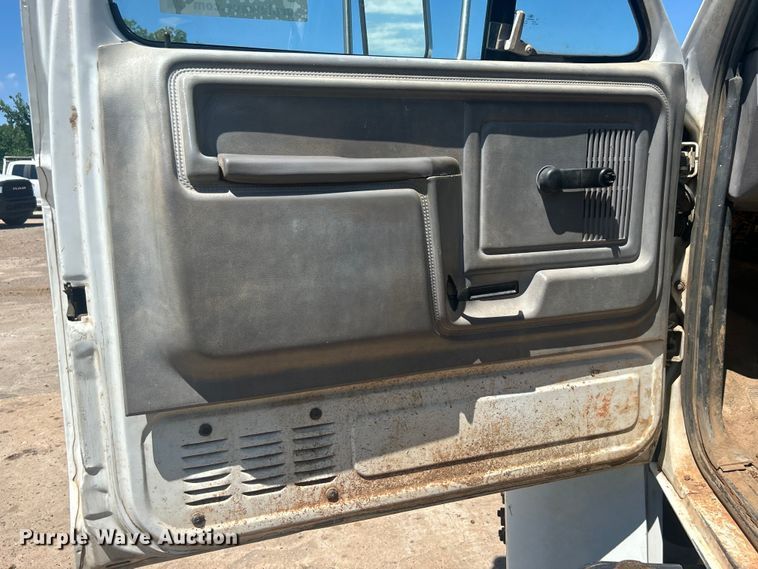 image for item DO6522 1999 Ford F800 water truck