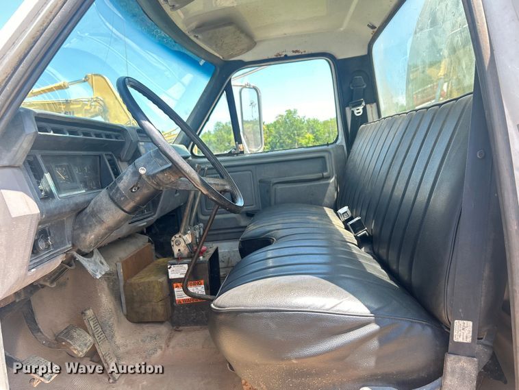 image for item DO6522 1999 Ford F800 water truck