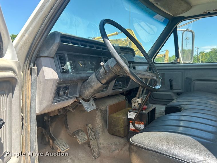 image for item DO6522 1999 Ford F800 water truck