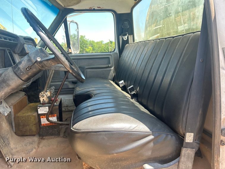 image for item DO6522 1999 Ford F800 water truck