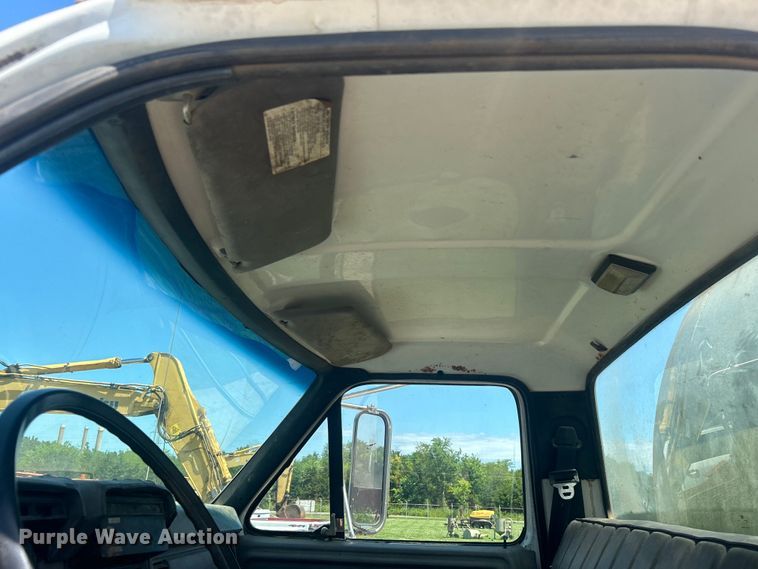 image for item DO6522 1999 Ford F800 water truck