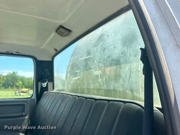 image for item DO6522 1999 Ford F800 water truck