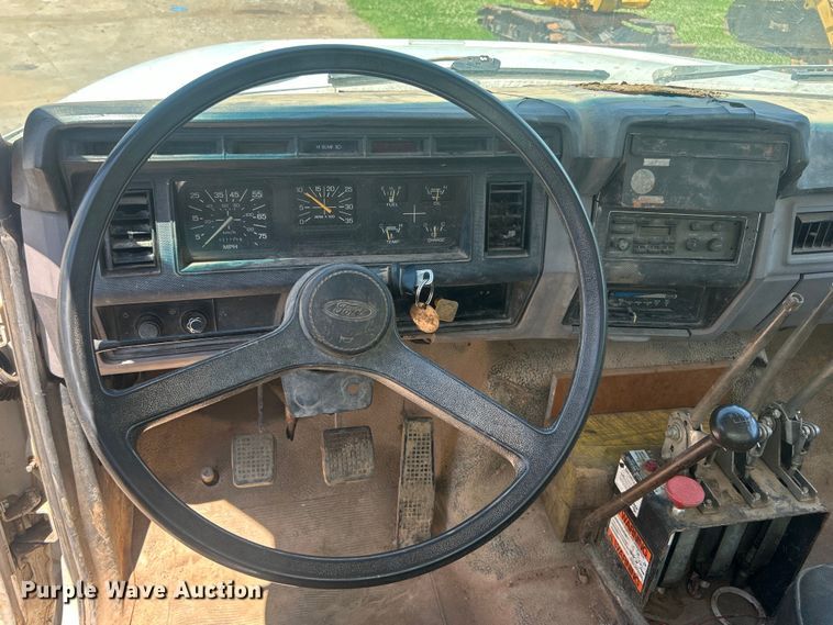 image for item DO6522 1999 Ford F800 water truck