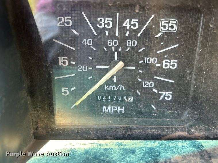 image for item DO6522 1999 Ford F800 water truck