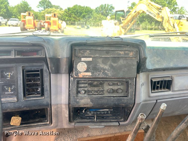 image for item DO6522 1999 Ford F800 water truck