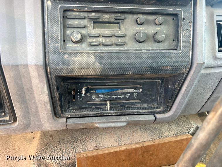 image for item DO6522 1999 Ford F800 water truck