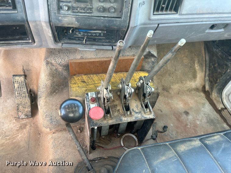 image for item DO6522 1999 Ford F800 water truck