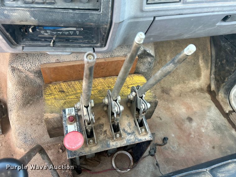 image for item DO6522 1999 Ford F800 water truck