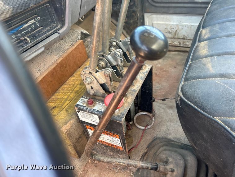 image for item DO6522 1999 Ford F800 water truck