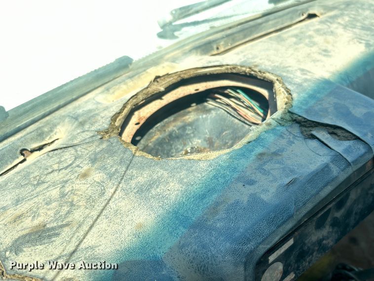 image for item DO6522 1999 Ford F800 water truck