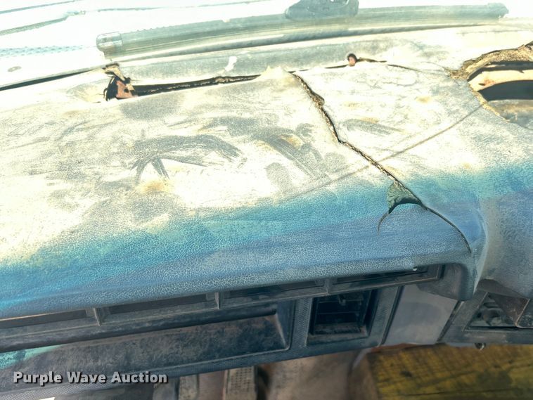 image for item DO6522 1999 Ford F800 water truck