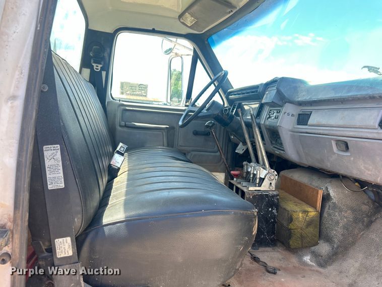 image for item DO6522 1999 Ford F800 water truck