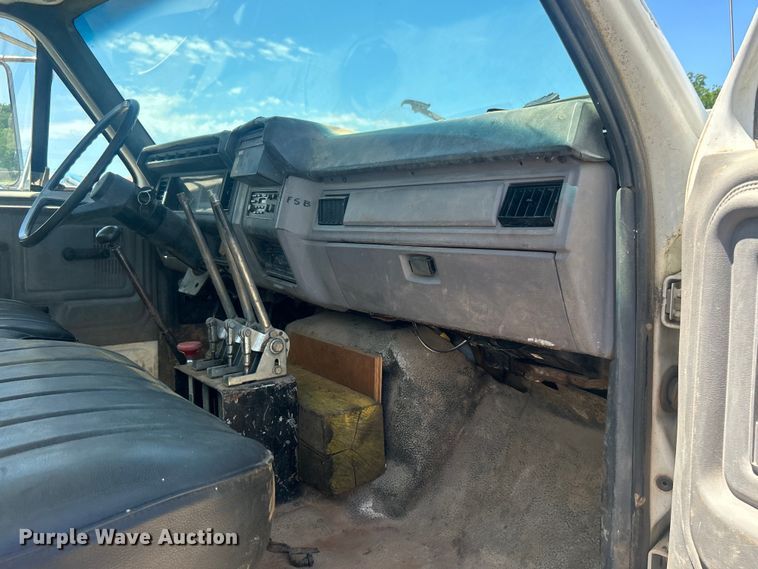 image for item DO6522 1999 Ford F800 water truck