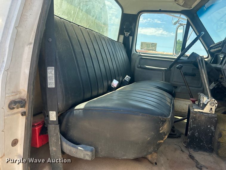 image for item DO6522 1999 Ford F800 water truck