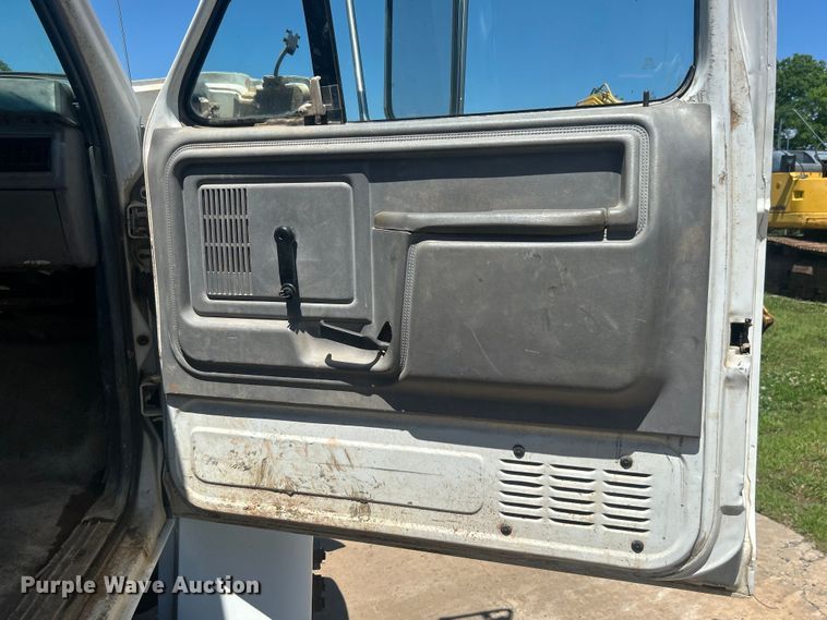 image for item DO6522 1999 Ford F800 water truck