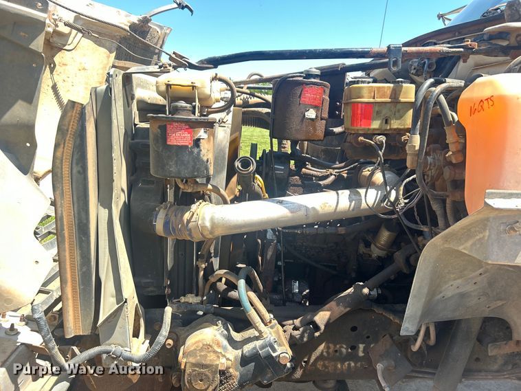 image for item DO6522 1999 Ford F800 water truck