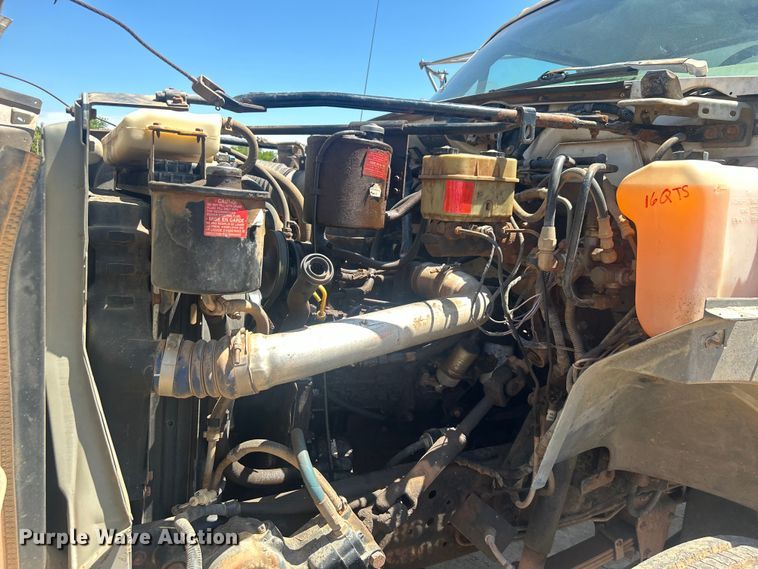 image for item DO6522 1999 Ford F800 water truck