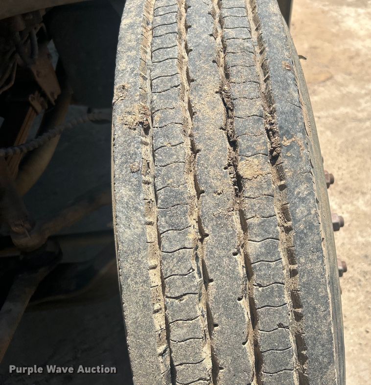 image for item DO6522 1999 Ford F800 water truck