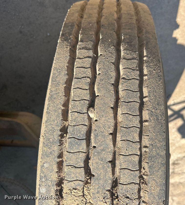 image for item DO6522 1999 Ford F800 water truck