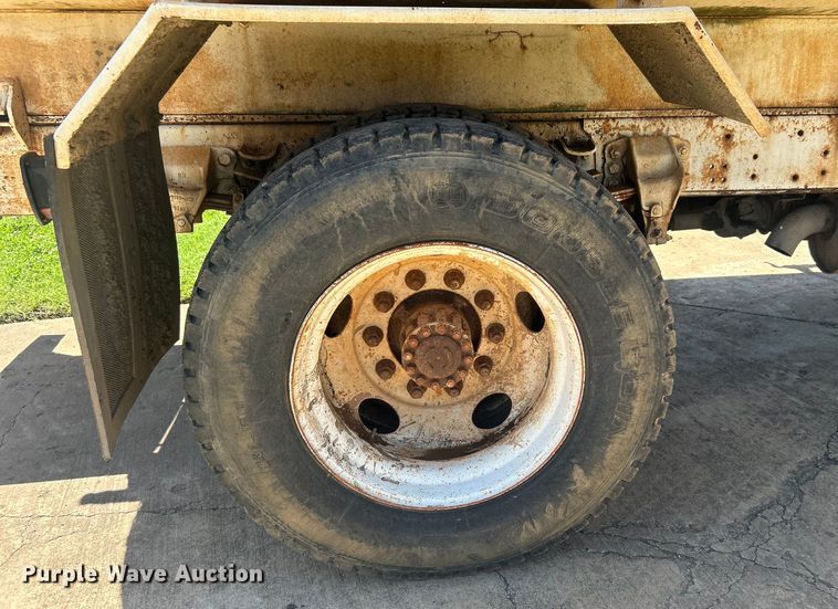 image for item DO6522 1999 Ford F800 water truck