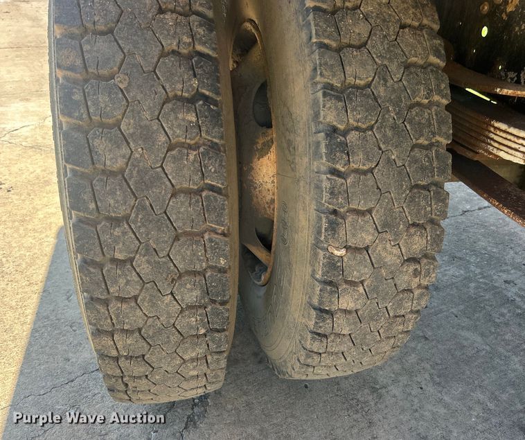 image for item DO6522 1999 Ford F800 water truck