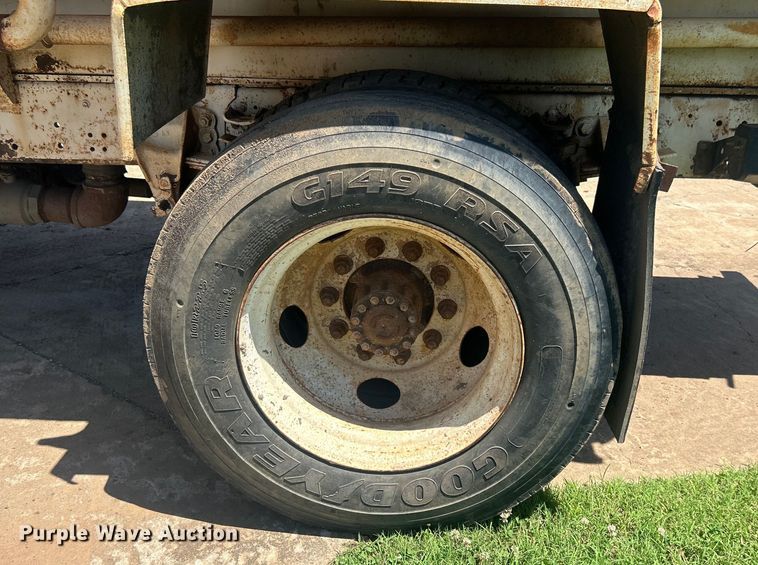 image for item DO6522 1999 Ford F800 water truck