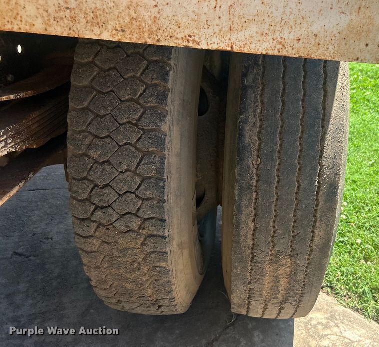 image for item DO6522 1999 Ford F800 water truck