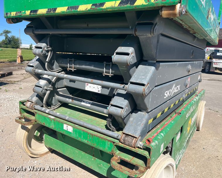 image for item DP2204 2014 Skyjack SJIII 4632 scissor lift