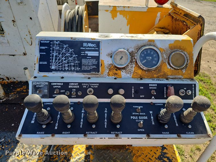 image for item DP6467 1988 Ford F800 digger derrick truck