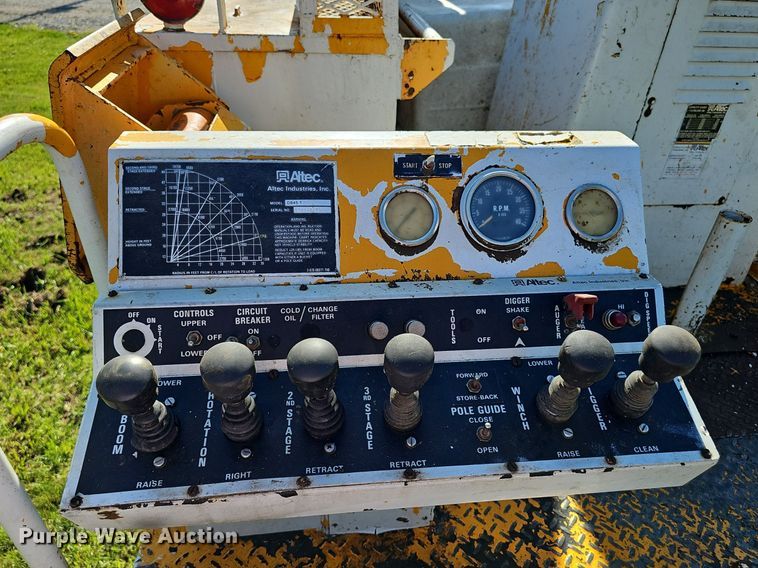 image for item DP6467 1988 Ford F800 digger derrick truck