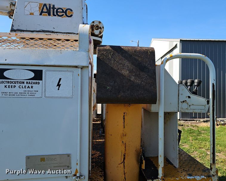 image for item DP6467 1988 Ford F800 digger derrick truck