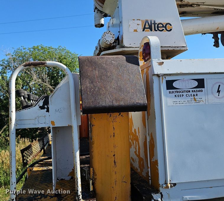 image for item DP6467 1988 Ford F800 digger derrick truck