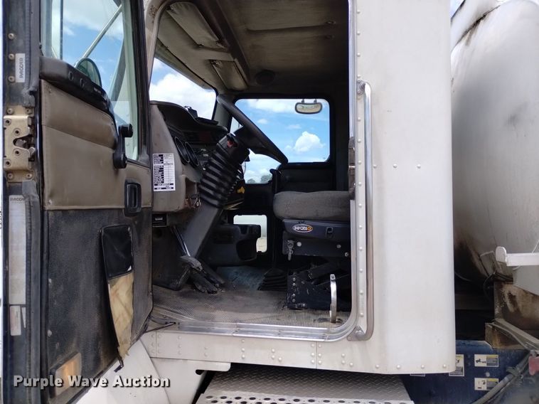 image for item DQ6116 2006 Kenworth T300 fuel truck