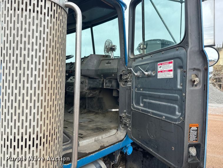 image for item DQ6777 1997 Mack RD690S ready mix truck