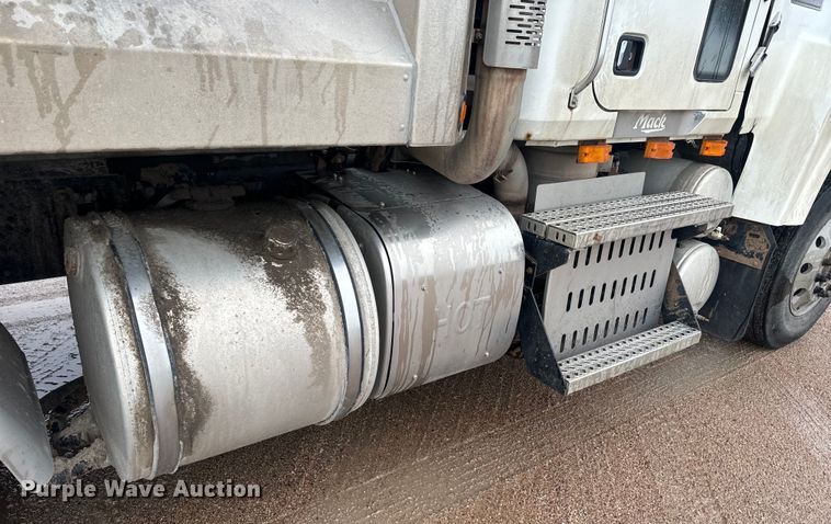 image for item DQ6778 2011 Mack CHU dump truck