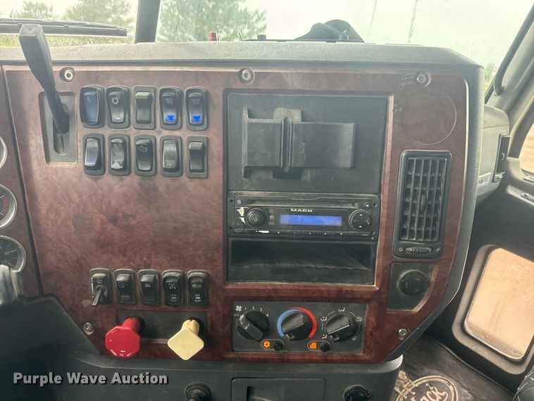 image for item DQ6778 2011 Mack CHU dump truck