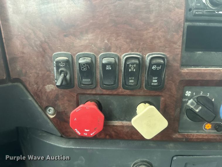 image for item DQ6778 2011 Mack CHU dump truck