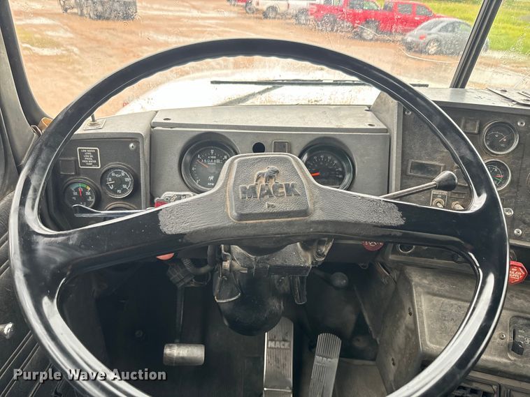 image for item DQ6779 1996 Mack RD688S dump truck