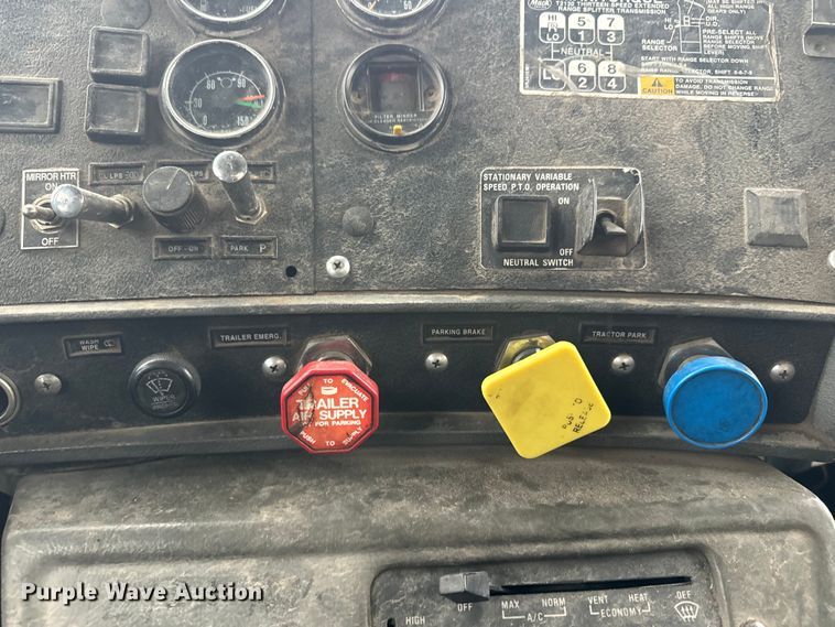 image for item DQ6779 1996 Mack RD688S dump truck