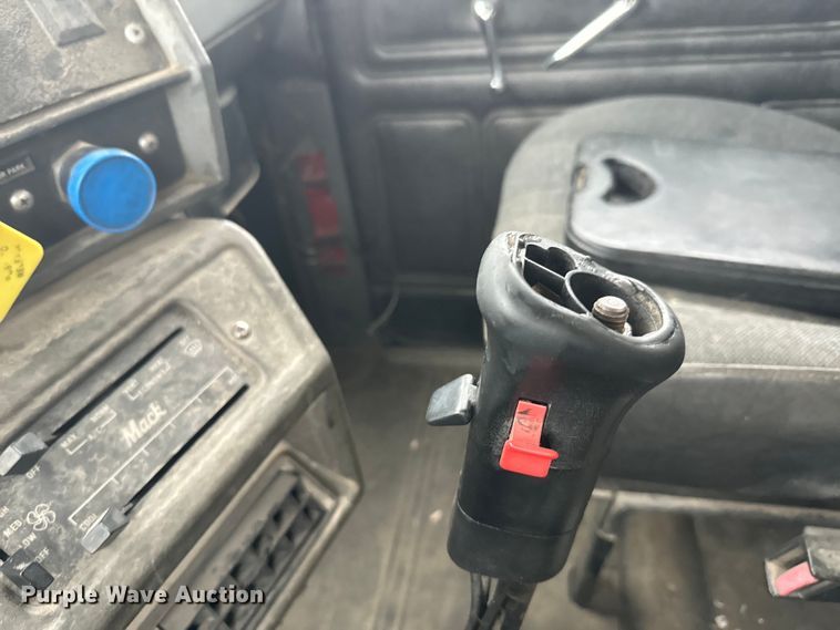 image for item DQ6779 1996 Mack RD688S dump truck