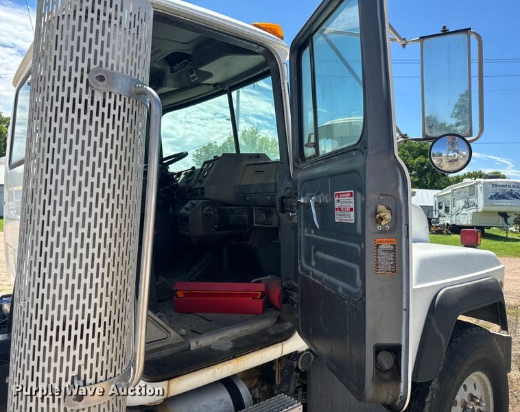 image for item DQ6782 1997 Mack RD690S ready mix truck