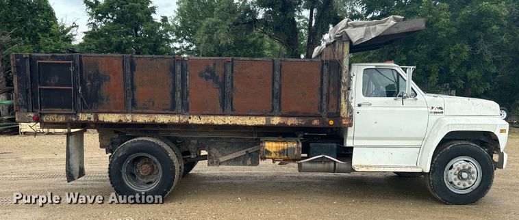 image for item DQ6802 1993 Ford F700 dump flatbed truck