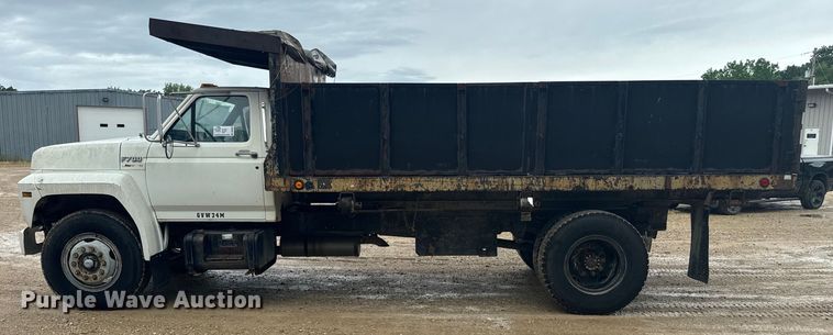 image for item DQ6802 1993 Ford F700 dump flatbed truck