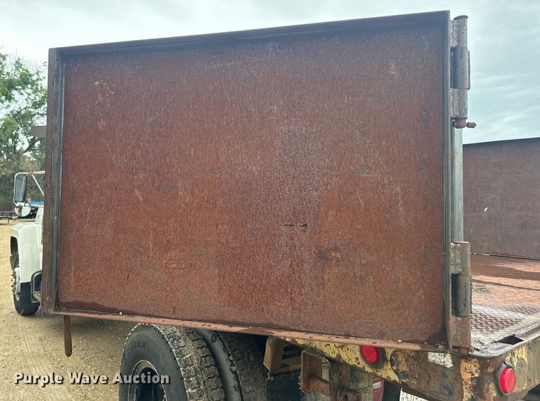 image for item DQ6802 1993 Ford F700 dump flatbed truck