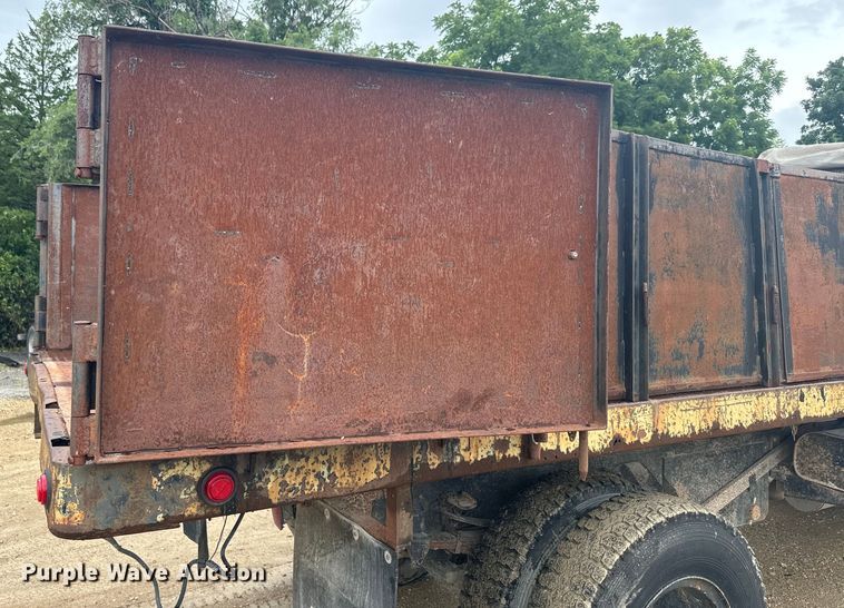 image for item DQ6802 1993 Ford F700 dump flatbed truck