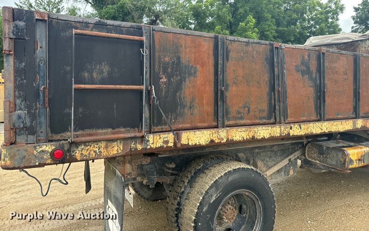 image for item DQ6802 1993 Ford F700 dump flatbed truck