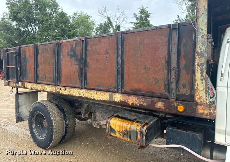 image for item DQ6802 1993 Ford F700 dump flatbed truck