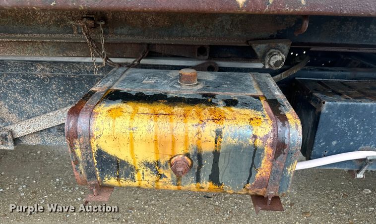 image for item DQ6802 1993 Ford F700 dump flatbed truck