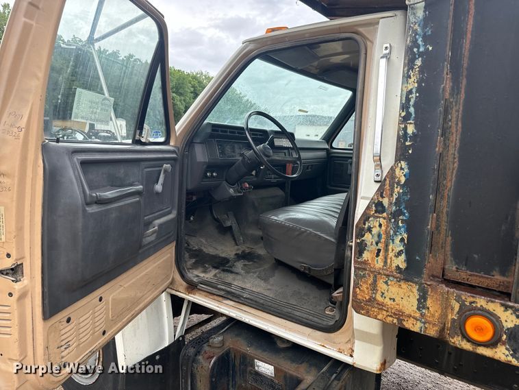 image for item DQ6802 1993 Ford F700 dump flatbed truck