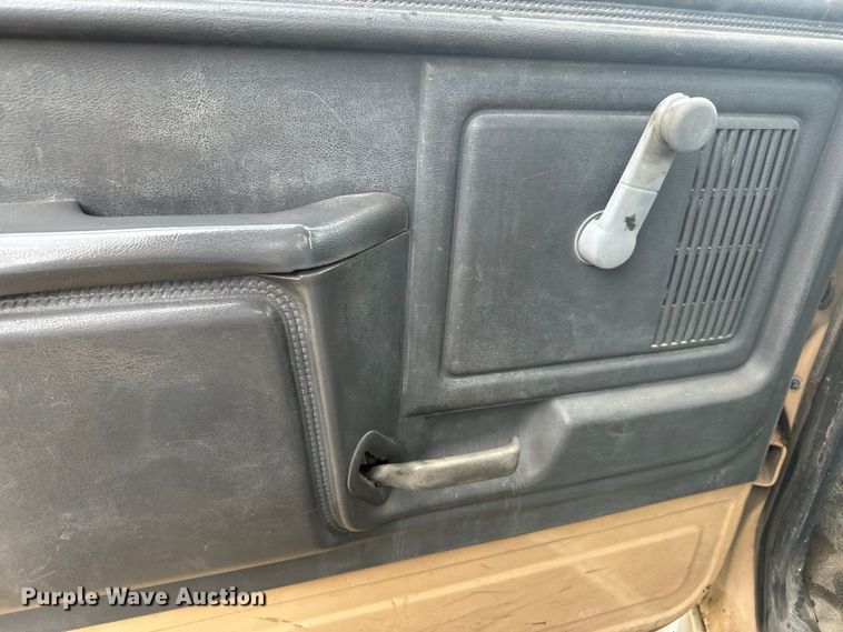 image for item DQ6802 1993 Ford F700 dump flatbed truck